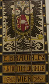 sterreichisches Kaiserwappen gefhrt vom Bekleidungshaus BRAUN. Aufgenommen im Wiener Stammhaus, seit 2006 Sitz einer H + M Filiale