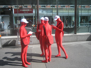 Zettelverteiler in roten Ganzkrperanzgen. Ort: 1100 Wien, Reumannplatz   Datum: 24. September 2013   Bild: WEBSCHOOL
