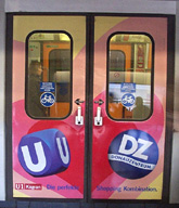 U4-Einstieg, Werbung fr das an der U1 gelegene Einkaufszentrum DONAUZENTRUM